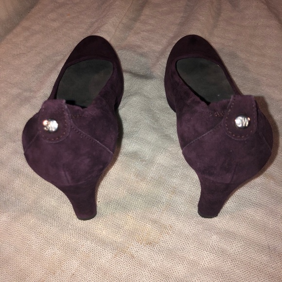 Stuart Weitzman deep purple/burgundy suede heels - Picture 4 of 5